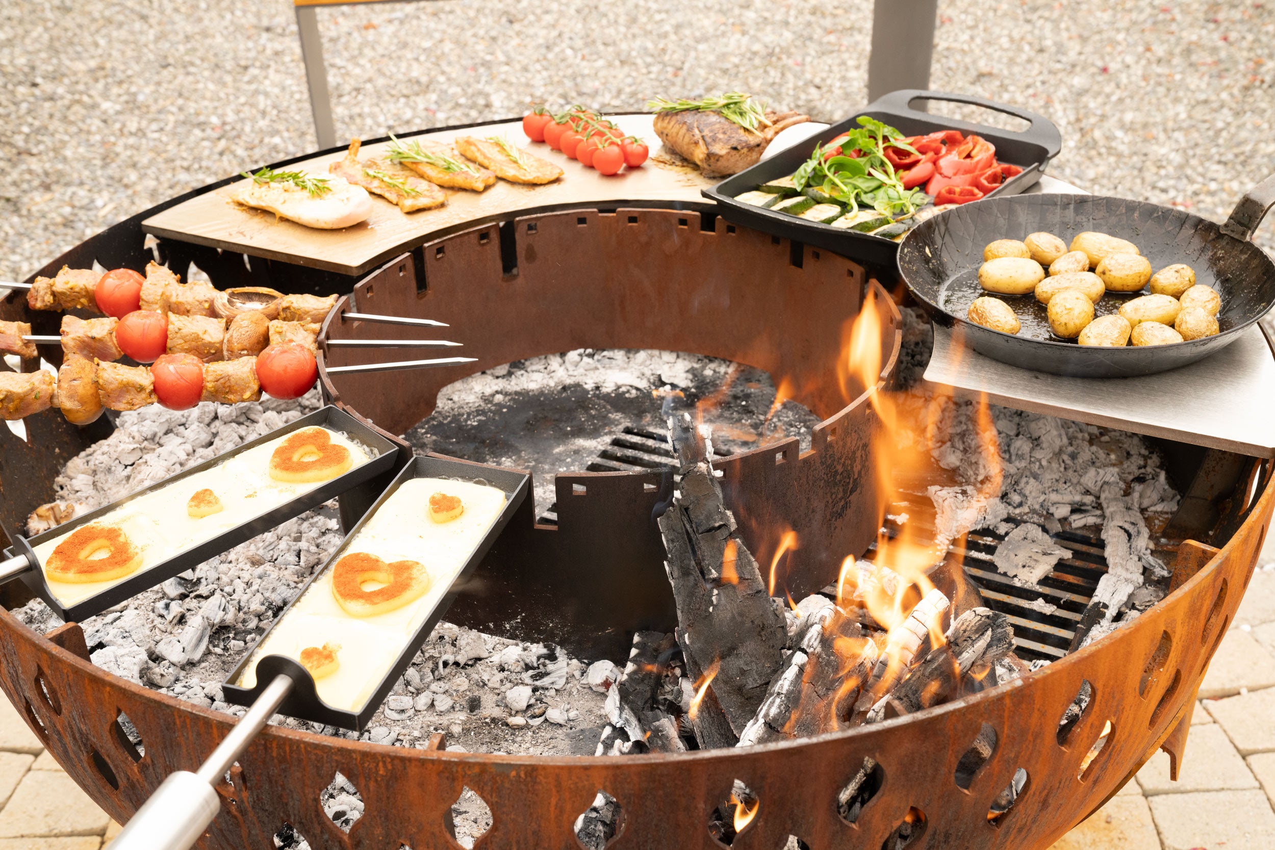 Edle Feuerschale von unico-swiss mit leckerem Grillgut – Genuss und Design vereint